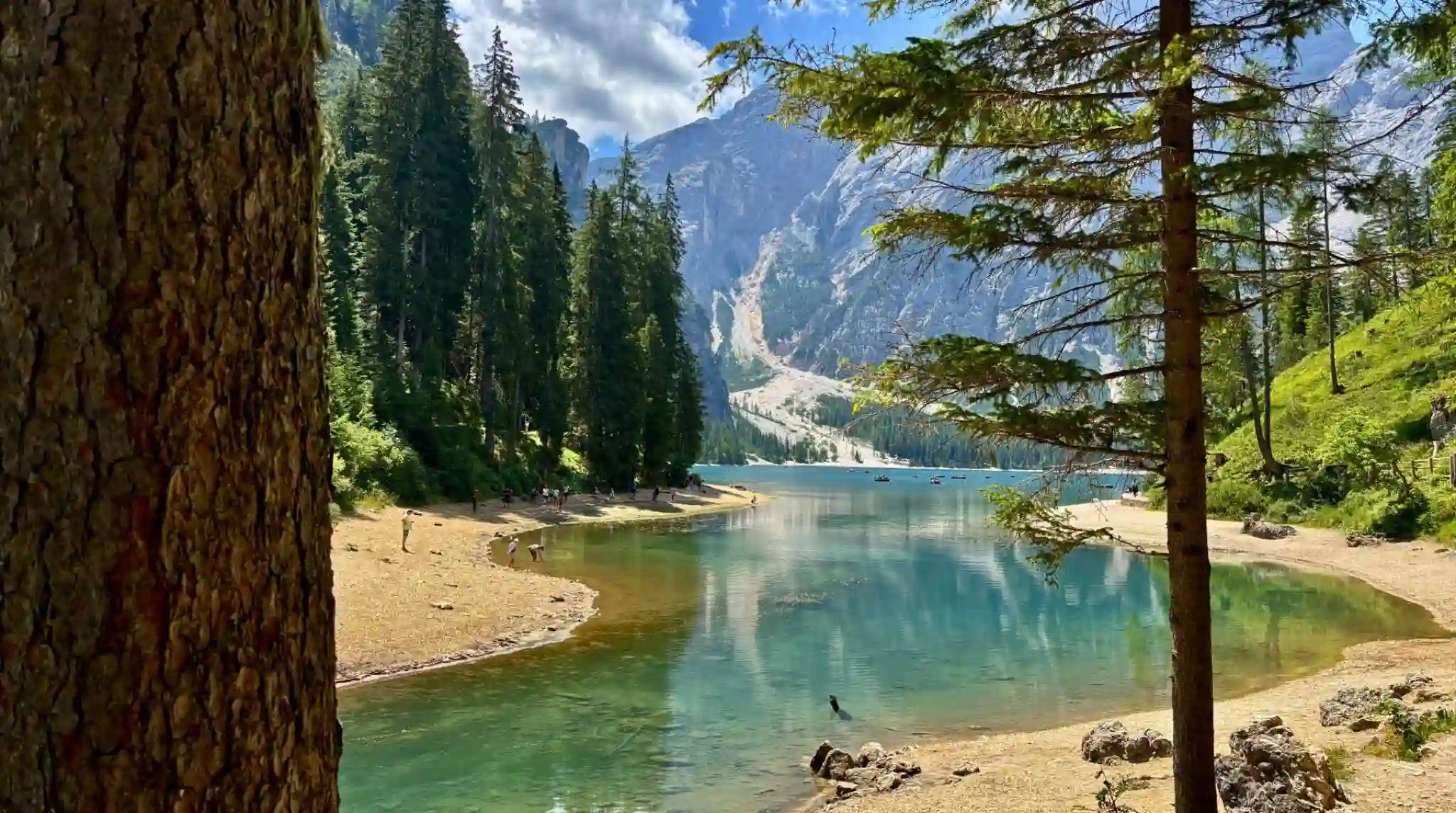 Ruta Circular del Lago di Braies, Dolomitas. Italia. Ruta Circular del Lago di Braies, Dolomitas. Italia.