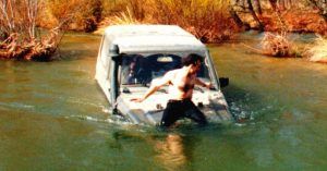 Rutas 4X4 en España. Toyota Land Cruisier con toma elevada vadeando río.