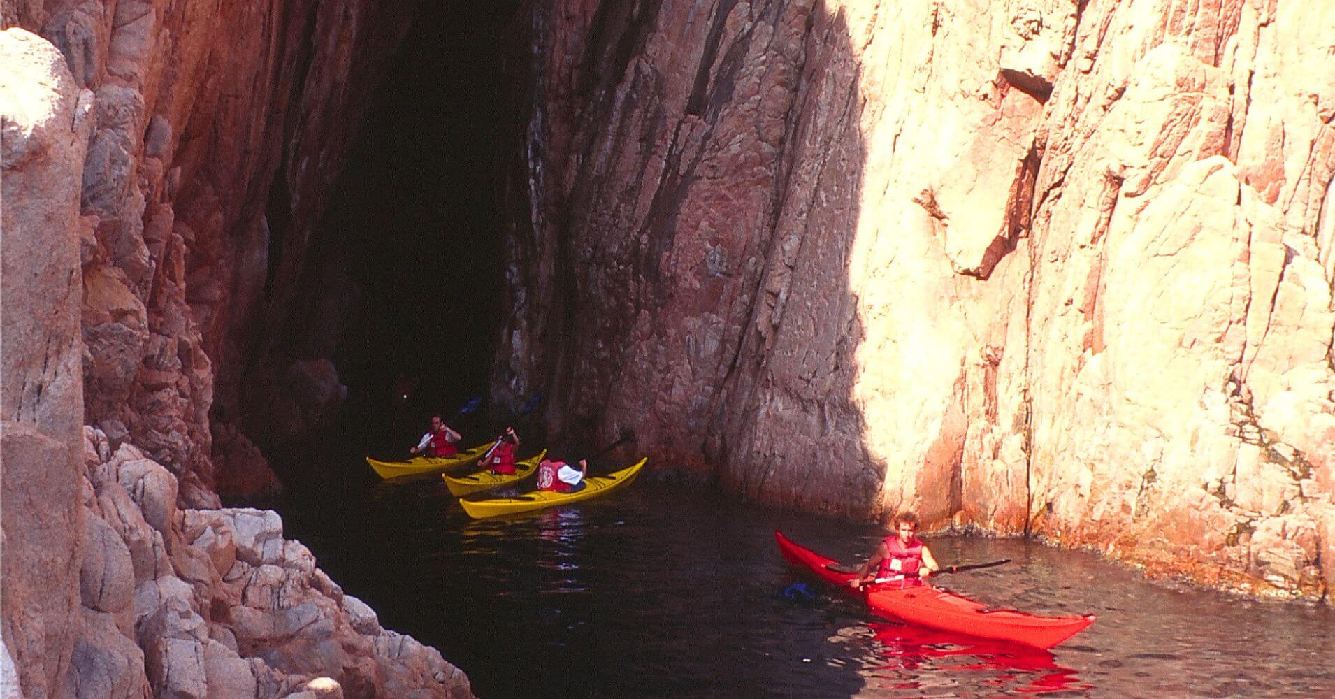 Salida de la Cueva d’ en Gispert en Kayak en Tamariu. Costa Brava, Gerona.