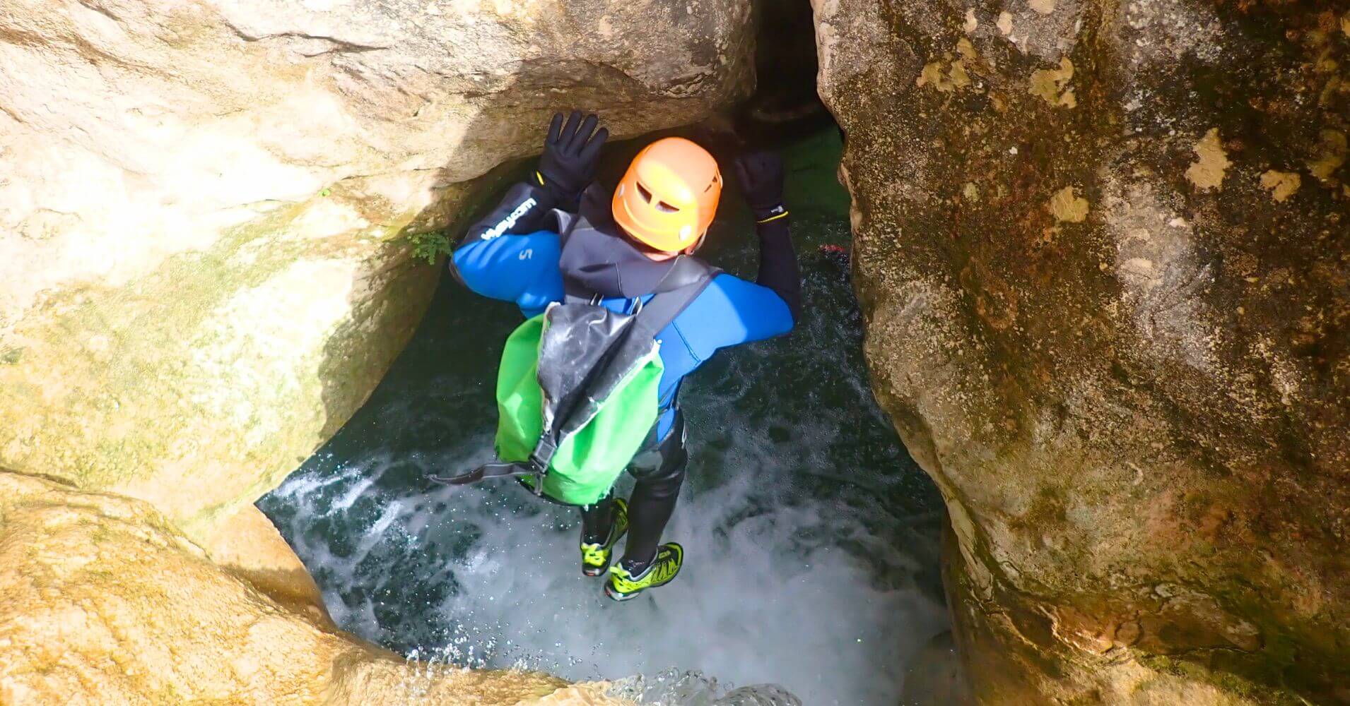 Salto a Cueva del Cañón del Río Vero. Sierra de Guara, Alquezar. Huesca.