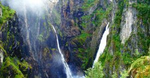 Salto de Agua de La Cascada Voringfoss, Noruega.
