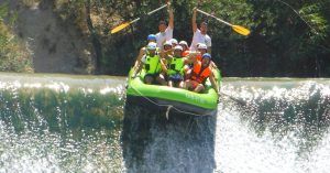 Salto de Presa en el Rafting del Río Segura. Murcia.