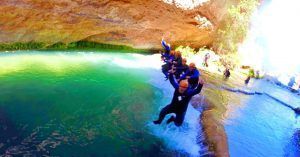 Salto y Juegos en el Barranco del Júcar. Villalba de la Sierra. Cuenca.