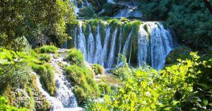 Saltos de Agua en el Parque Nacional de los Lagos de Plitvice. Croacia.