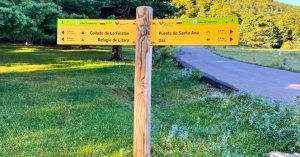 Senda de Camile. Poste de Direcciones. Linza - Oza. Huesca.