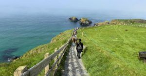 Sendero Carrick a Rede Rope Bridge. Irlanda del Norte.