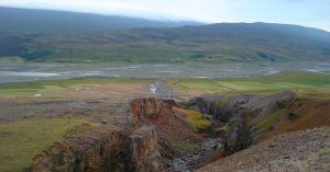 Sendero Cascada Hengofoss. Islandia.