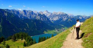 Sendero de Descenso al Lago. Montañas Rofan, Tirol, Maurach. Austria.