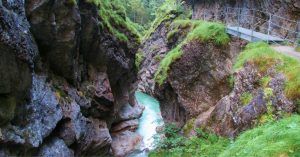 Sendero de la Garganta de Tiefenbachklamm. Kramsach, Tirol. Austria.