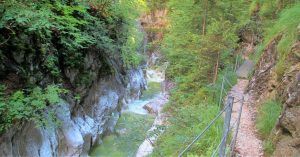 Sendero del Desfiladero Kaiserklamm. Pinegg, Brandenberg. Tirol, Austria.
