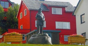Skårungen, Escultura de Trygve Dammen. Honningsvåg, Noruega.