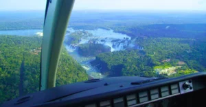 Sobrevolando El Parque Nacional Cataratas de Iguazú.