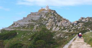 Subida al Faro. Acampada de Islas Cíes. Isla del Medio o del Faro. Pontevedra. Galicia.