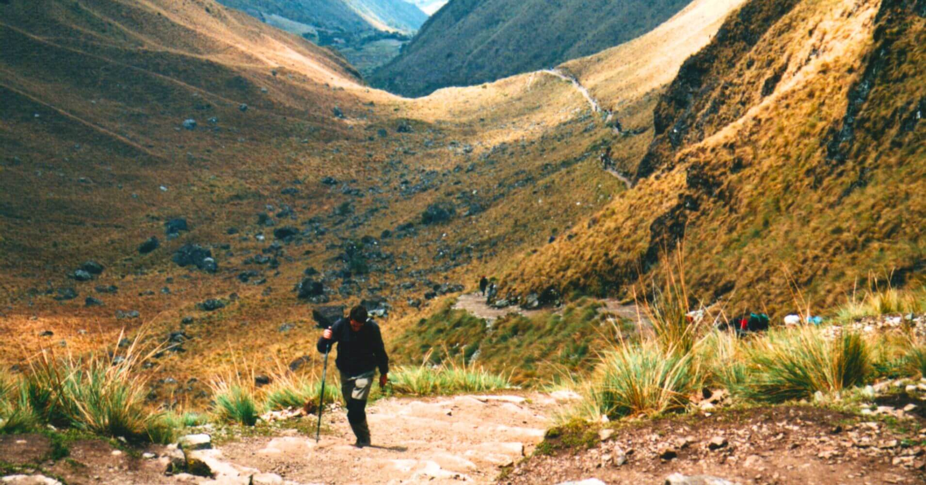 Subida Collado Warmiwañusca. Ruta Inca Machu Picchu. Perú.