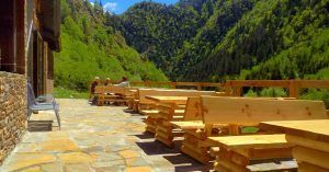 Terraza Refugio del Fornet, Valle de Bonabe. Parque Natural de Alt Aneu, Alos d' Isil. Lérida, Catalunya.