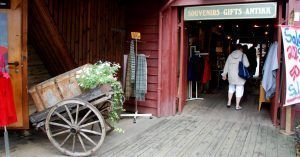 Tienda de Souvenirs en Bryggen Muelle Hanseático. Bergen, Noruega.
