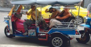 Transporte en Tuk Tuk en Bangkok. Tailandia.