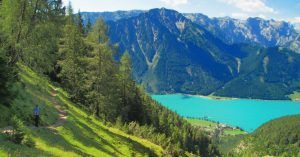 Trekking por el Sendero de Descenso al Lago. Montañas Rofan, Tirol. Maurach, Austria.