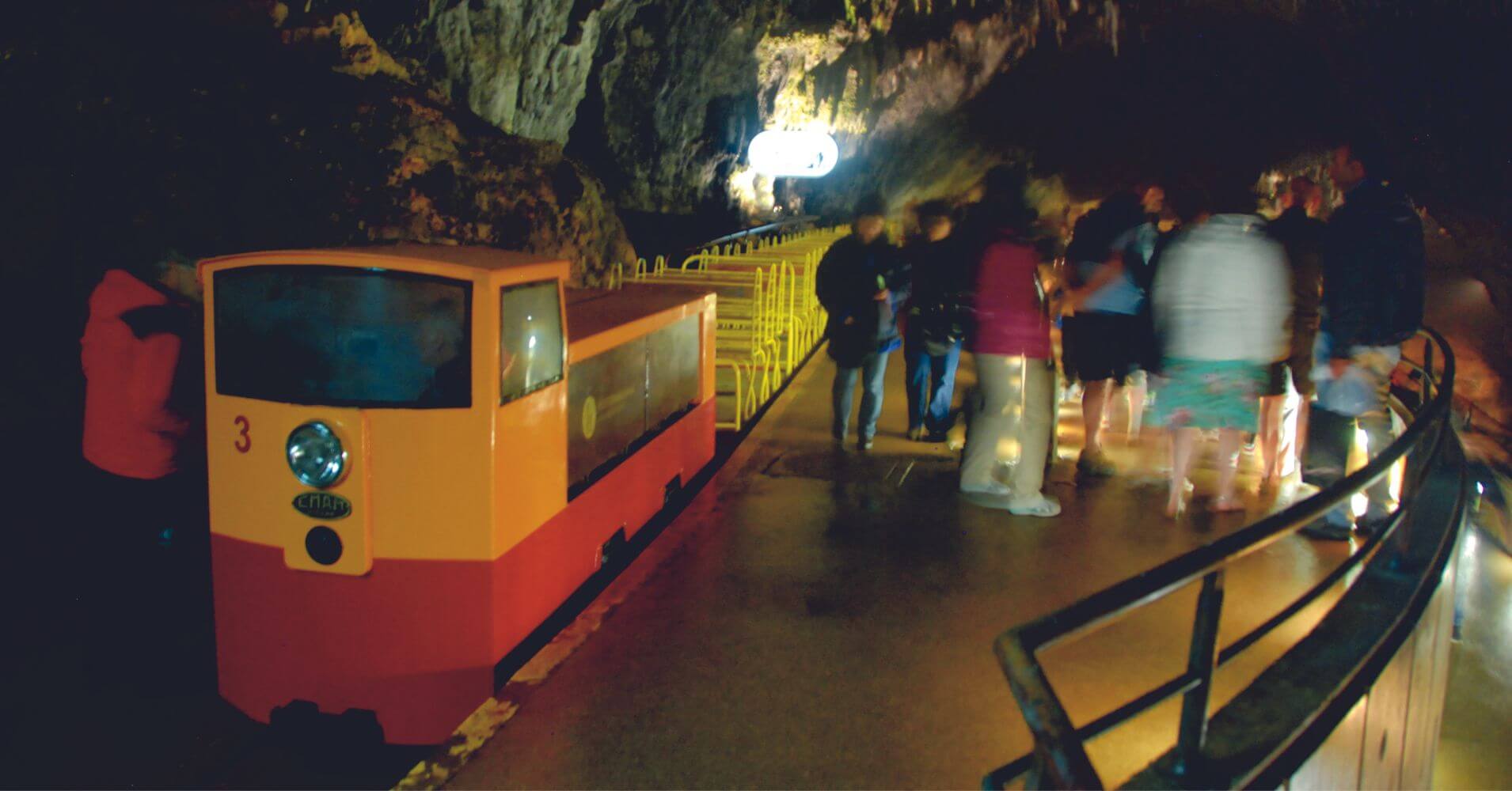Tren Cuevas de Postjotna. Eslovenia. Tren Cuevas de Postjotna. Eslovenia.