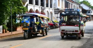 Tuk Tuk en la Calle Sisavangvong Road en Luang Prabang