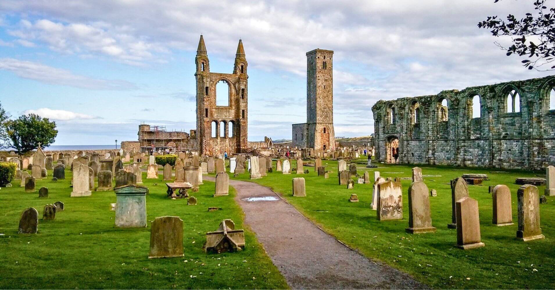 Tumbas en la Catedral de Saint Andrews. Escocia, Reino Unido.