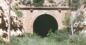 Túnel a medio camino entre Valdetormo y Torre del Compte. Teruel, Aragón.