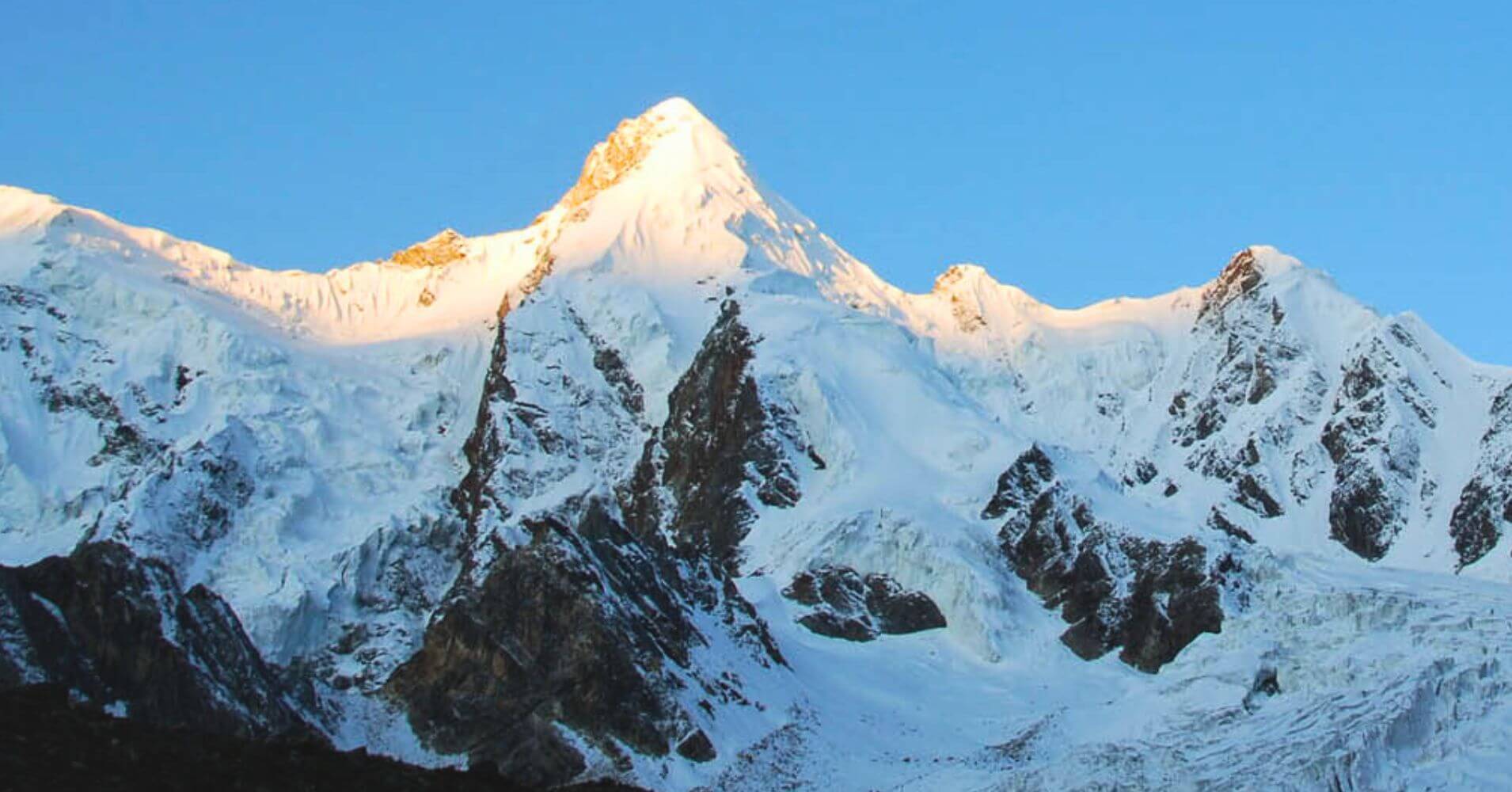 Valle de Bondid y Pico Bondit. Región de Baltistán, Pakistán.