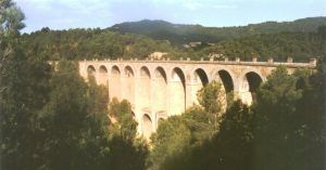 Viaducto de doble arco del Barranc de la Belloca. Tarragona, Cataluña.