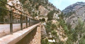 Vía Verde Terra Alta. Viaducto de la Fontcalda con el Tajo del Canaletas a la derecha. Tarragona, Cataluña.