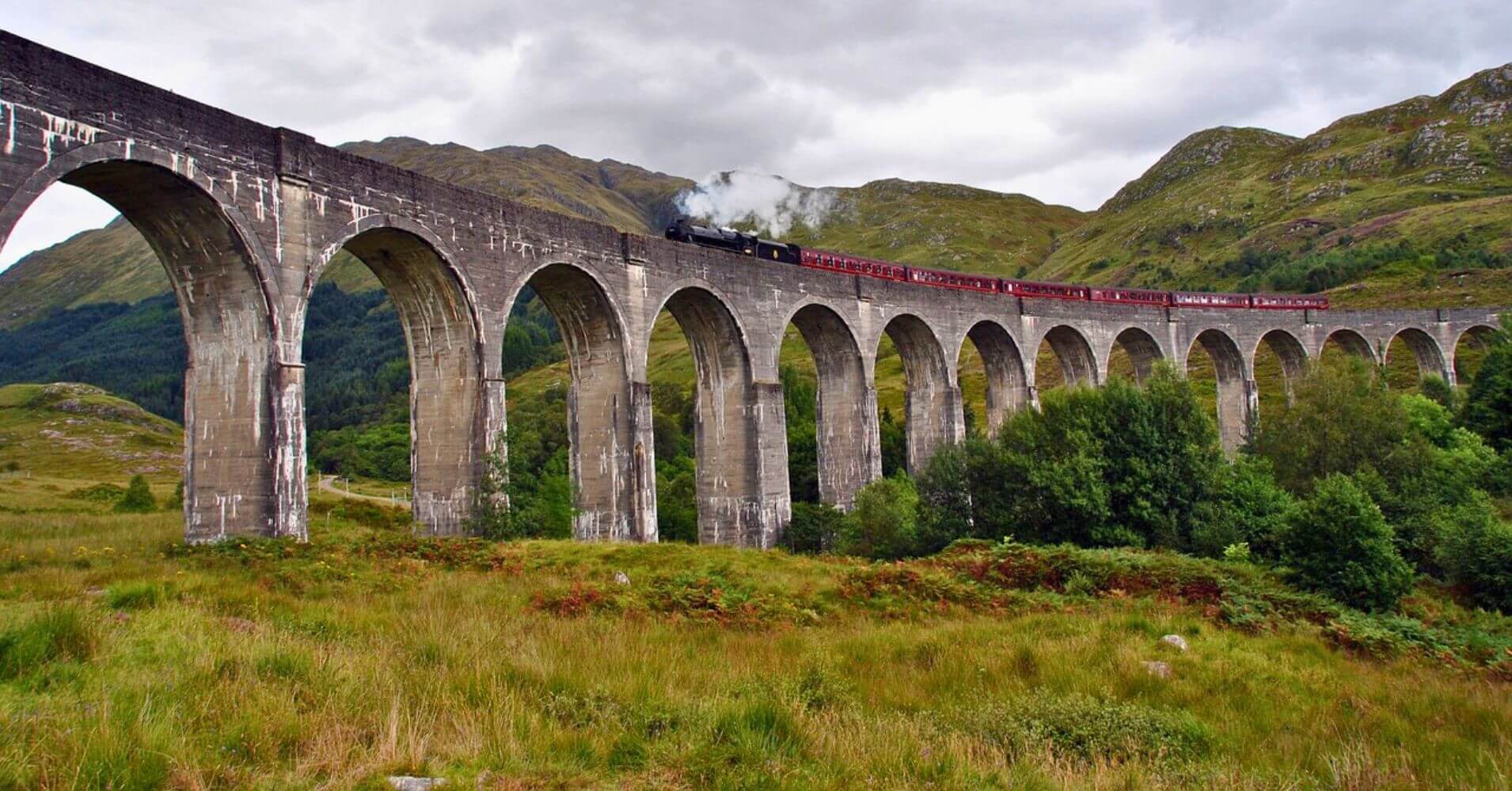 Viaducto del Ferrocarril Jacobite Steam Train. Millaig, Escocia. Reino Unido. Viaducto del Ferrocarril Jacobite Steam Train. Millaig, Escocia. Reino Unido.