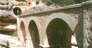 Viaducto sobre la Garganta del Canaletas. Bot, Cataluña.
