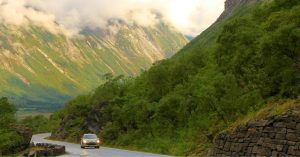 Viajando en la Carretera de los Trolls Trollstigen. Noruega.