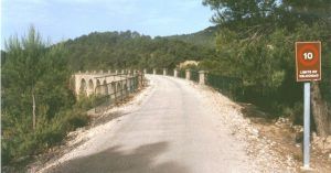 Vista del Viaducto del Barranc de la Belloca desde la traza. Tarragona, Cataluña.