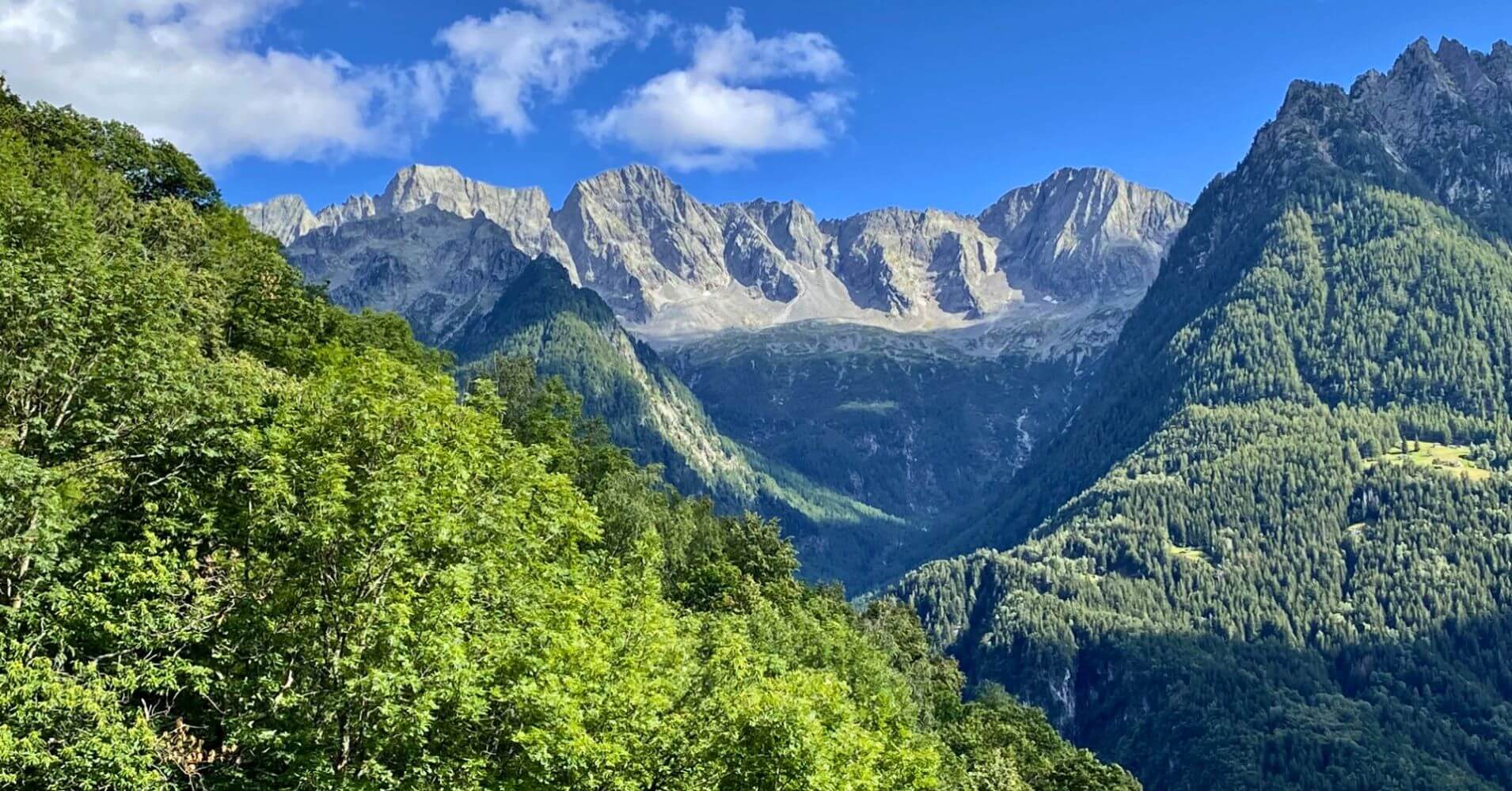 Vista Panorámica de la Cordillera de los Alpes desde Savogno. Lombardía, Italia.