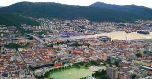 Vista Panorámica desde la Estación Alta del Floibanen en El Monte floyen. Bergen, Noruega.