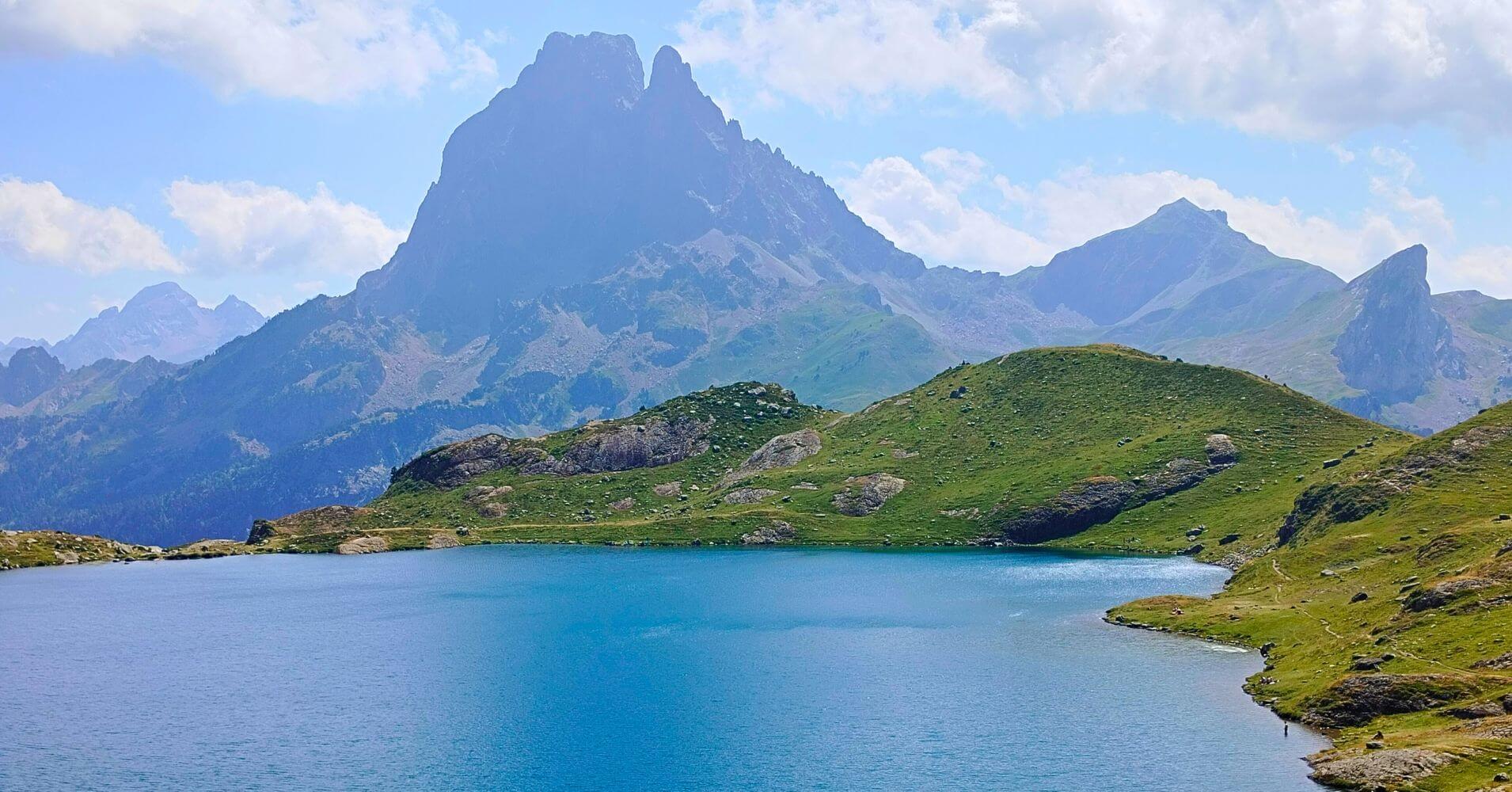 Volcán de Midi d' Ossau desde los Lagos de Ayous. Francia.